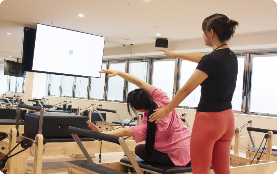 ピラティス体験している２人の女性