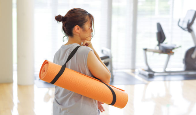 スマホで予約をしている女性