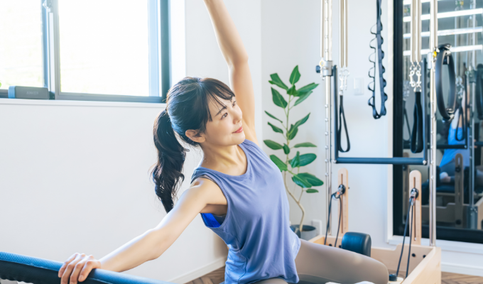 ピラティスを体験している女性'