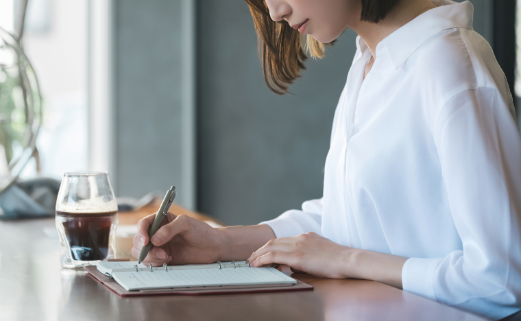 スマホで予約をしている女性