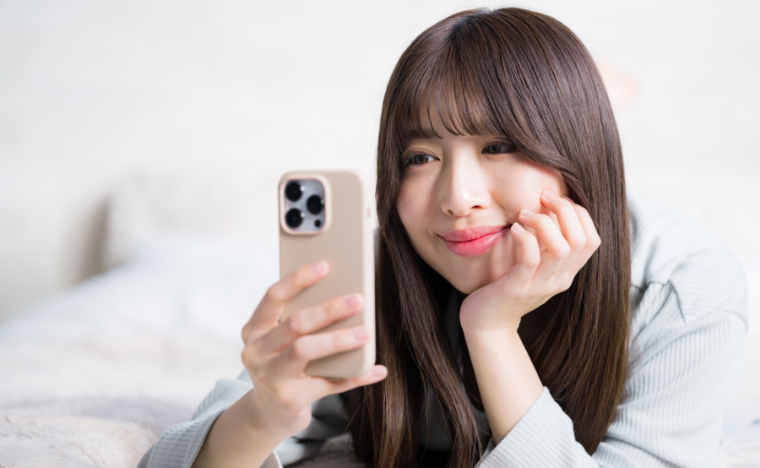 スマホで予約をしている女性