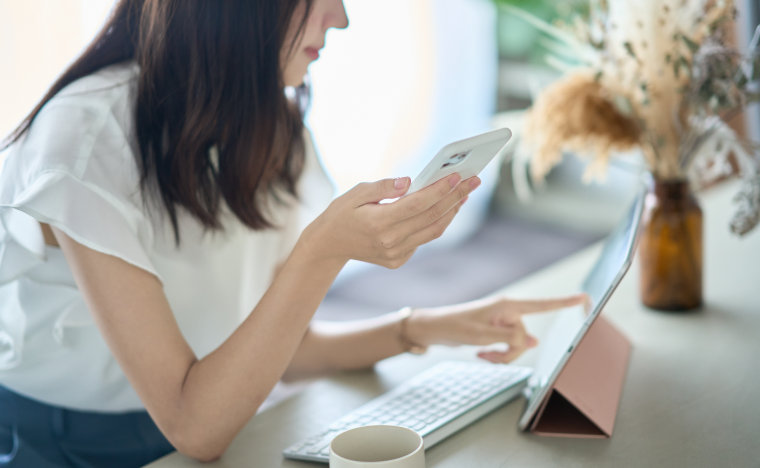 スマホで予約をしている女性